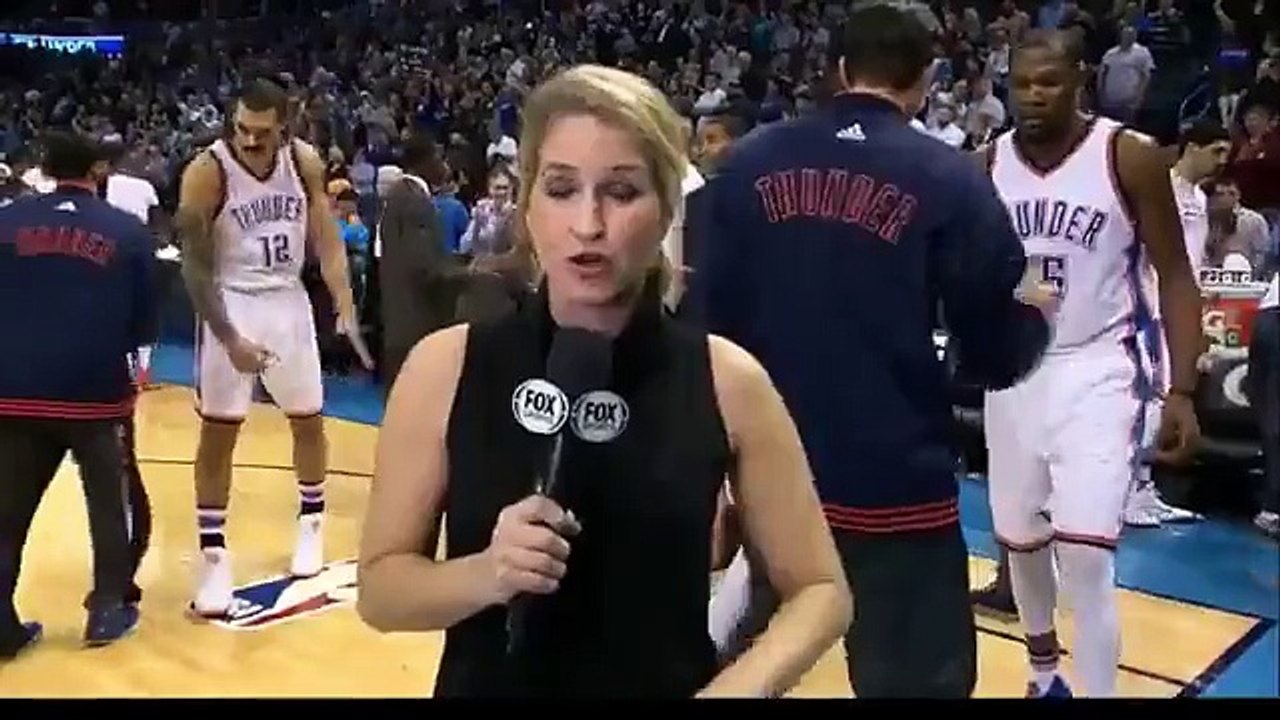 Basket : la star américaine Kevin Durant pousse son cri de guerre derrière une journaliste en plein direct