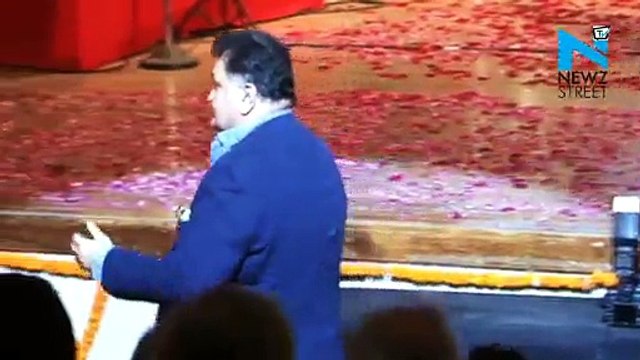 Rishi Kapoor enthralls audience with is singing talent