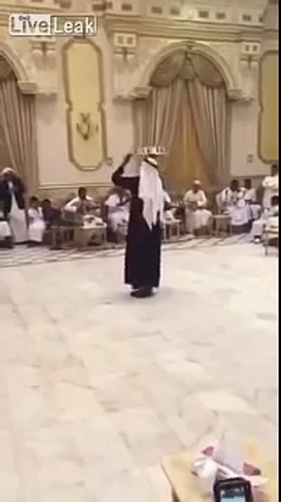 خادم يتسبب في كارثة بحفل في السعودية