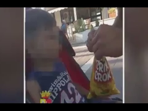 Pescara - Insegna al figlio di due anni come rubare le patatine (14.01.16)