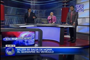 Mujer se salva de morir al quemarse su vehículo