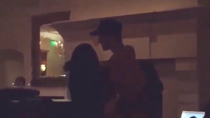 Скачать видео: Justin Bieber Reacts To Selena Gomez Make Out With Niall Horan In Public -