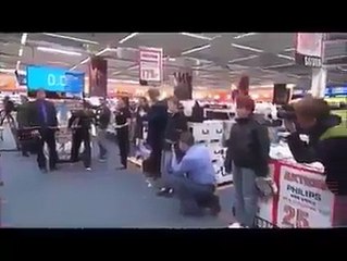 هاد السيد ربح جائزة عبارة على 156 تانية يهز اللي بغا من محل الإلكتروني بألمانيا الشقيقة