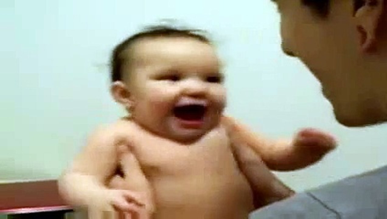 bebe llora al escuchar risa malvada