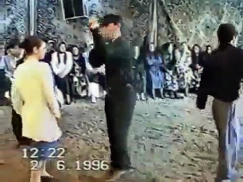 Дискотека 90-х. Парень классно танцует