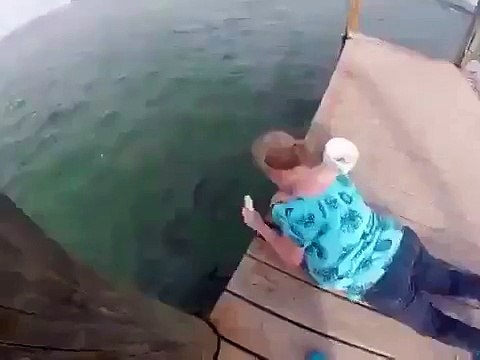 Женщина кормила рыбу и вдруг