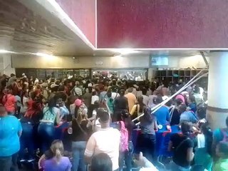 La reacción de estas personas por cuatro paquetes de harina pan