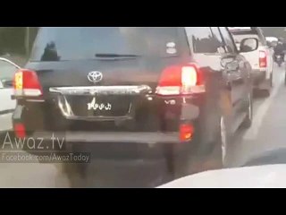 Imran Khan's Car Stop @ Traffic Lights and Going without Protocol