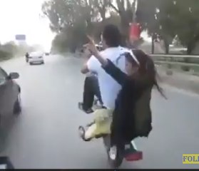 Es Lahori Larke aur Girl Friend ki One Wheeling Check kro
