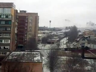 Une fille filme des tirs de roquettes depuis la fenetre d'un appartement a kramatorsk ukraine