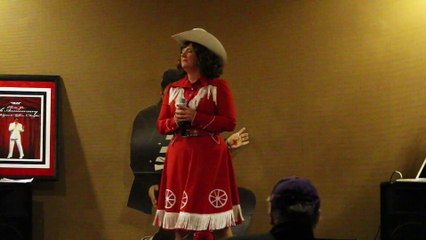 Patsy Cline tribute artist sings 'Don't It Make My brown Eyes Blue' Nov 2015