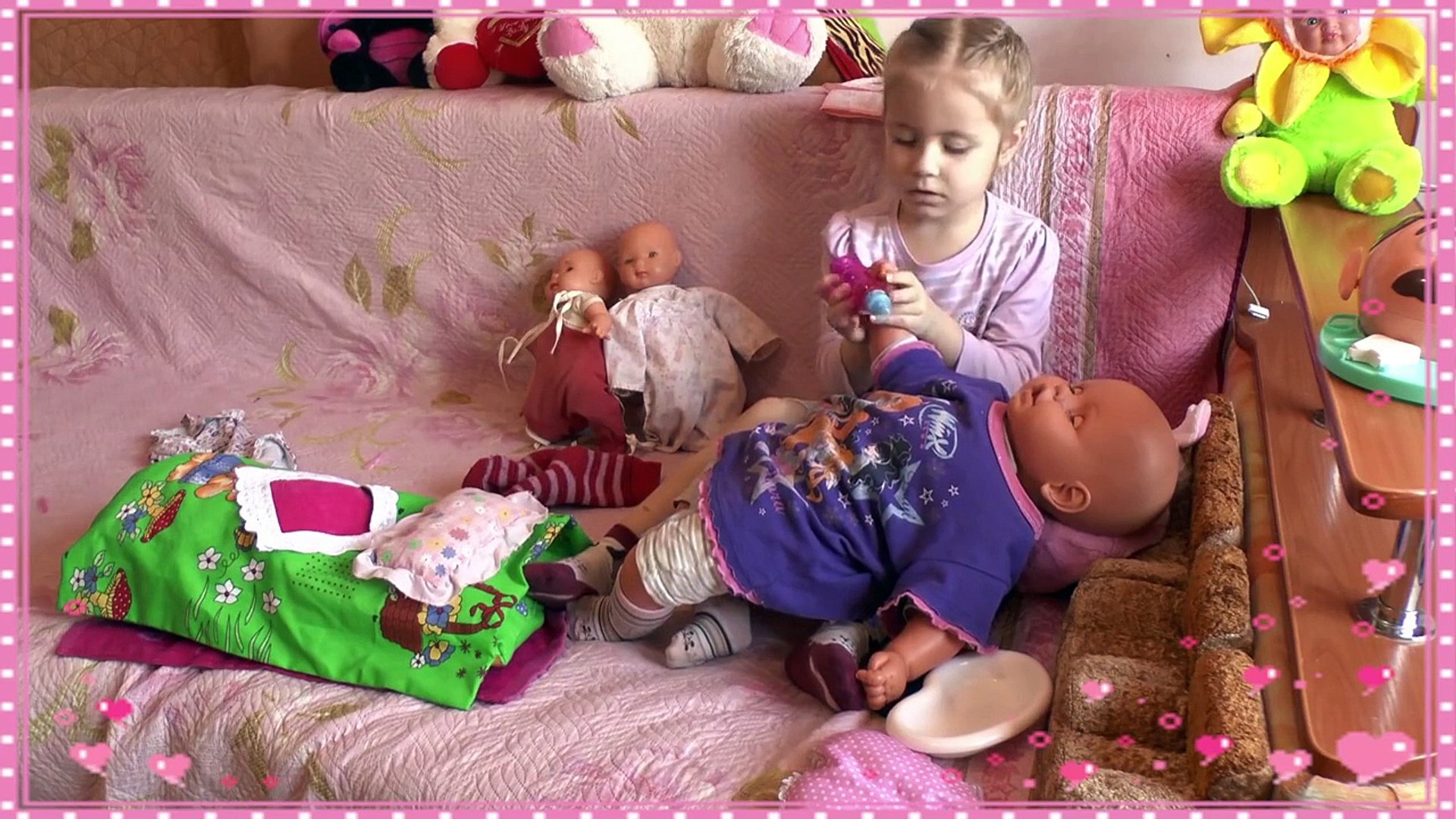 ⁣Девочка играет в куклы | Укладывает ребенка спать |Girl playing with dolls | put your baby to sleep