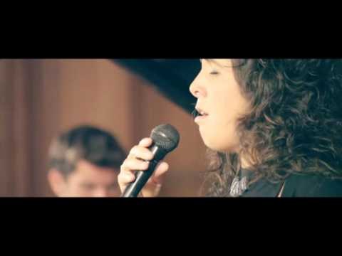 TV3 - Tria33 - Celeste Alías i Marco Mezquida interpreten Moon river per a Tria33