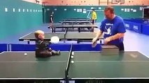 小さな子供がテニスを