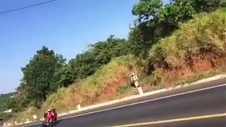 Cư dân mạng lên án các biker Việt ôm cua liều mạng