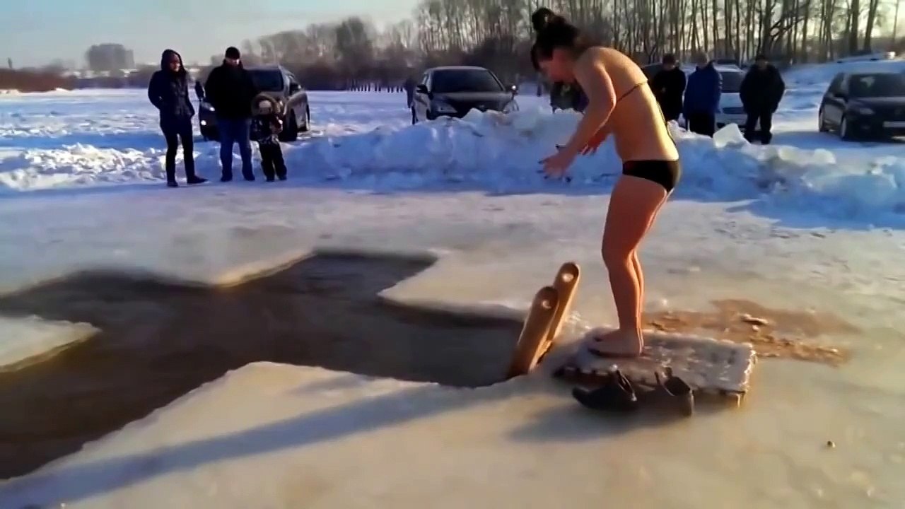 Девушка впервые решила окунуться в проруби