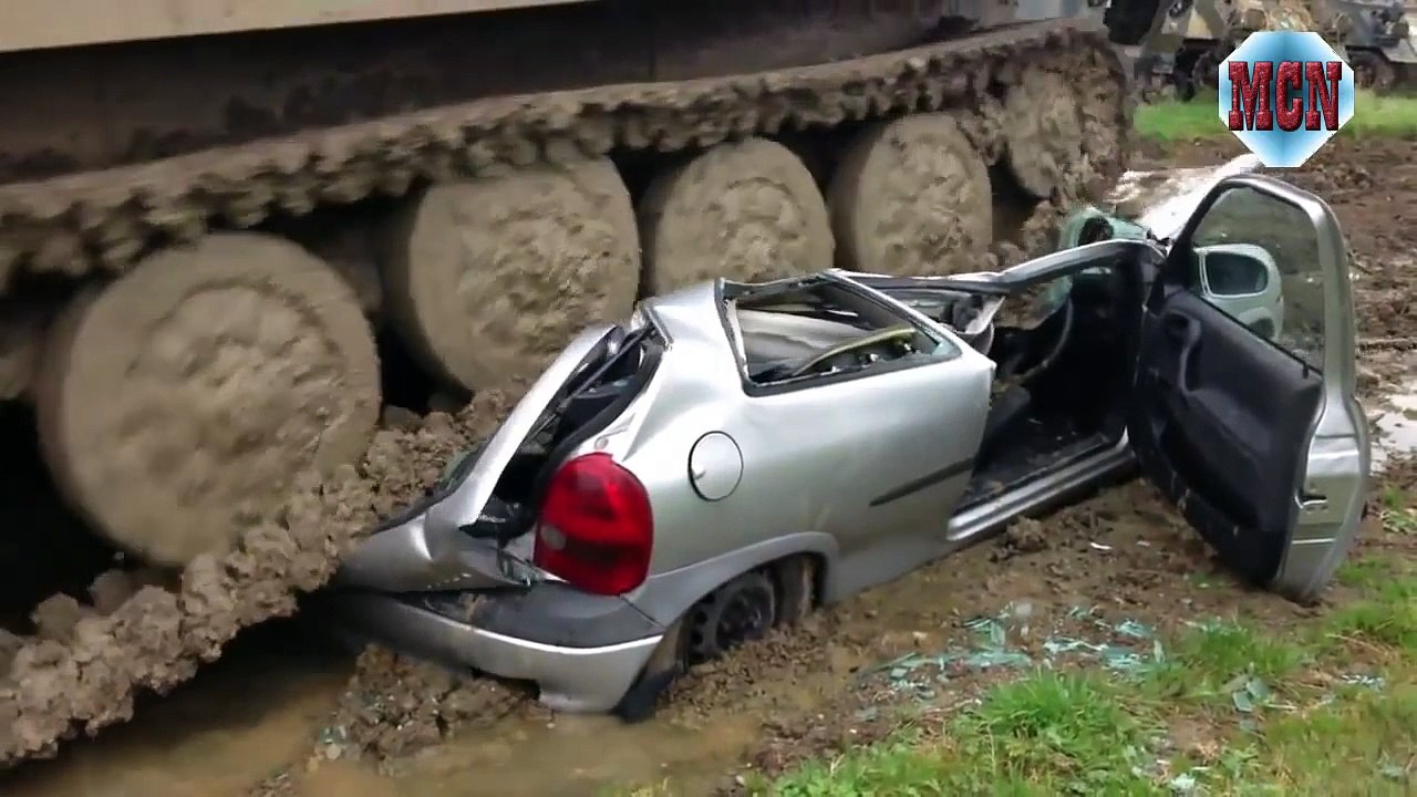 Мечта любого настоящего мужика. Танки давят автомобили!!!