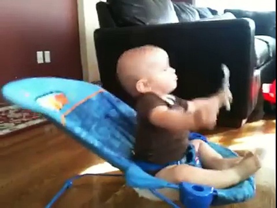 Bébé aux abdos en béton - Entrainement intensif