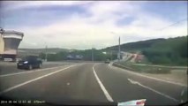 Un conducteur très chanceux presque tué par un camion