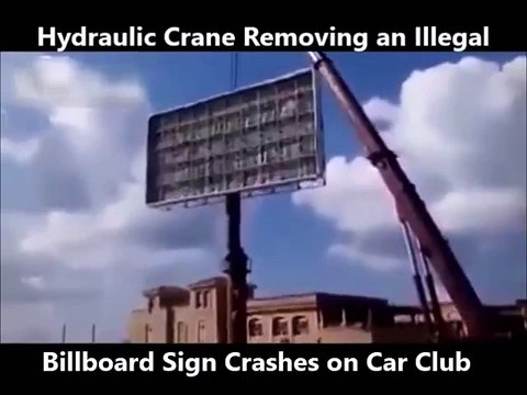 Une grue se retourne en essayant d'enlever un panneau publicitaire illégal