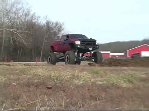 Gros accident pendant un saut avec un monster truck.. Suspensions cassées