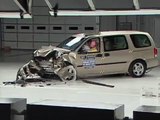 2005 Chevrolet Uplander moderate overlap IIHS crash test