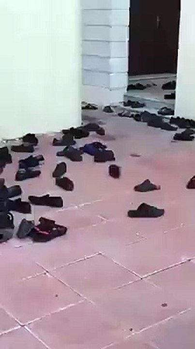أحذية تتحرك وحدها عند مدخل أحد المساجد...مقطع غريب يحتاج لتفسيركم