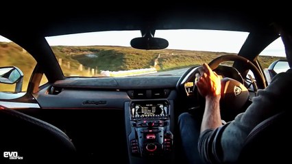 Une Lamborghini Aventador SV à fond sur une route