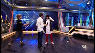 Pablo Motos le regala a Justin una tabla voladora - El Hormiguero 3.0