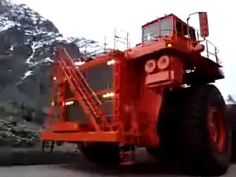 KOMATSU　930E　超巨大鉱山用ダンプカーが道路を爆走！！