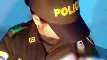 Buzz : Une policière allaite un bébé abandonné pour le sauver !