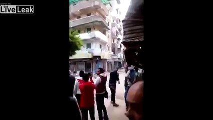 Le spectaculaire effondrement d'un building en plein centre-ville en Egypte