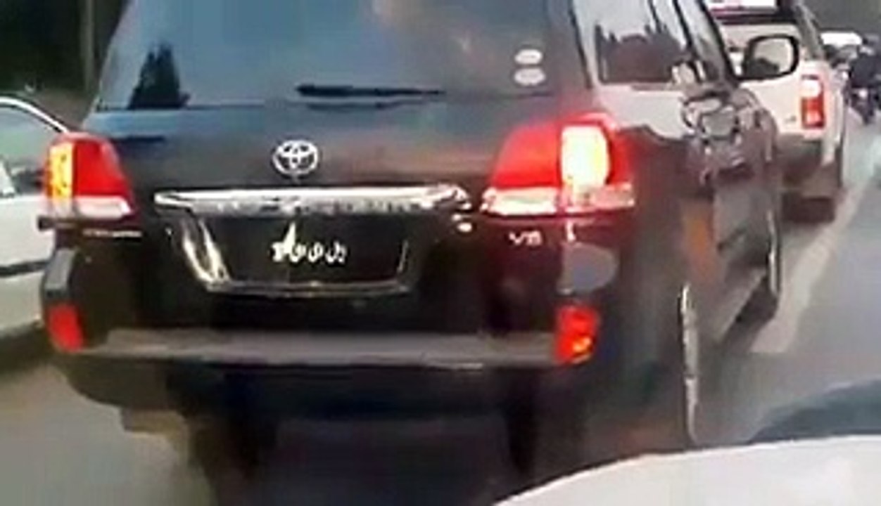 Imran Khan Travelling Without Protocol In Common Traffic