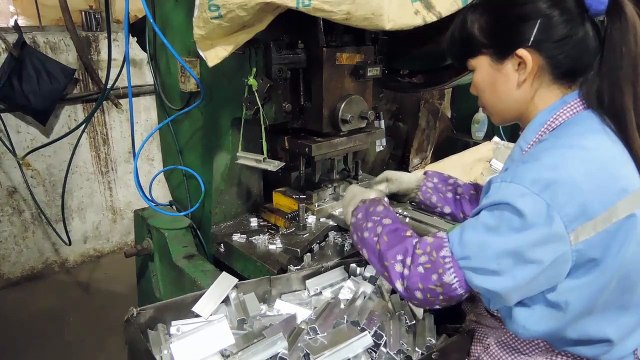 Wardrobe Hardware - China: Functional Sliding Wood Door Roller / Production 4