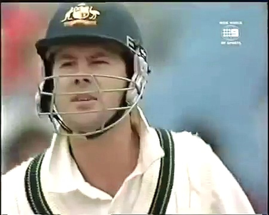 Javagal Srinath deadly bouncer to Ricky Ponting. Ricky Ponting hit hard on helmet and abusing Srinath.Rare cricket video