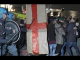 Napoli - Bagnoli, scontri in piazza tra manifestanti e polizia (14.01.16)