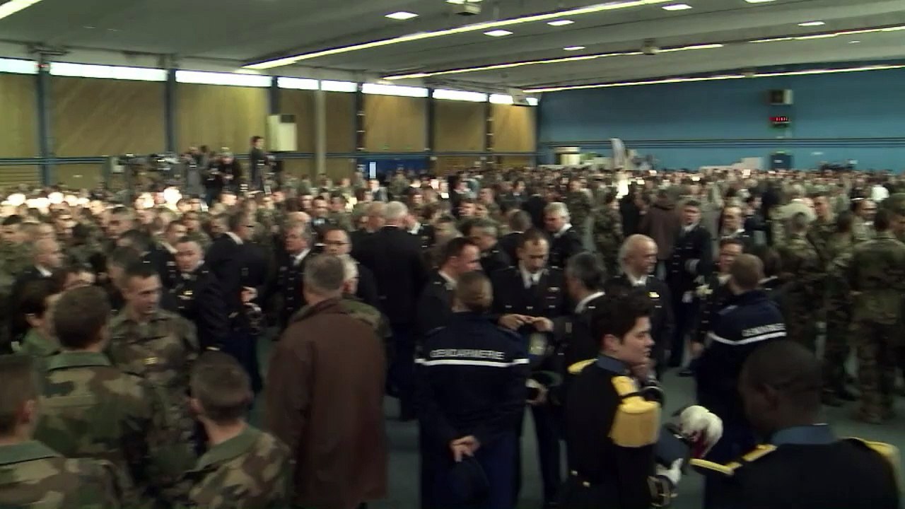 "Le budget de la défense progressera en 2016" annonce François Hollande