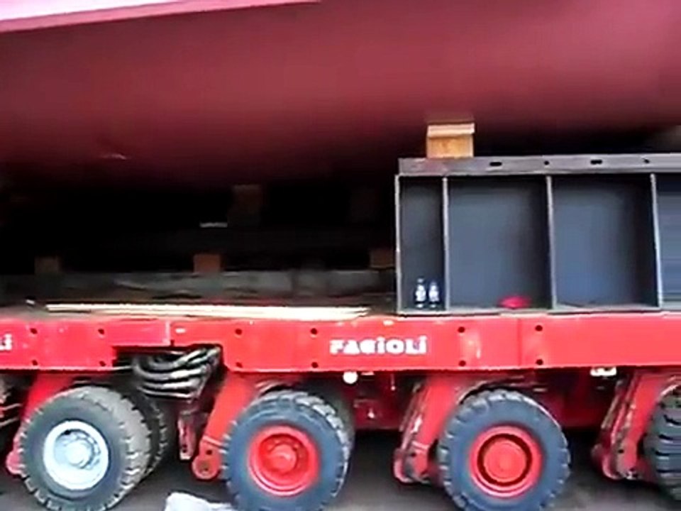 超重量級の貨物船を輸送するための大型特殊車両