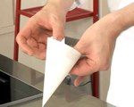 كيفية صنع قمع من الورق بططريقة سهلة جدا .. من الممكن أن تضع فيه الشكولاطة أو المايونيز أو الكريمة وتكتب به أو ترسم