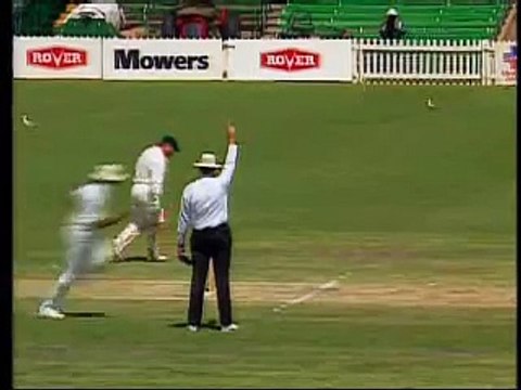 A little known Indian wicket keeper pulling out brilliant run out against Australia. Must watch. Rare cricket video