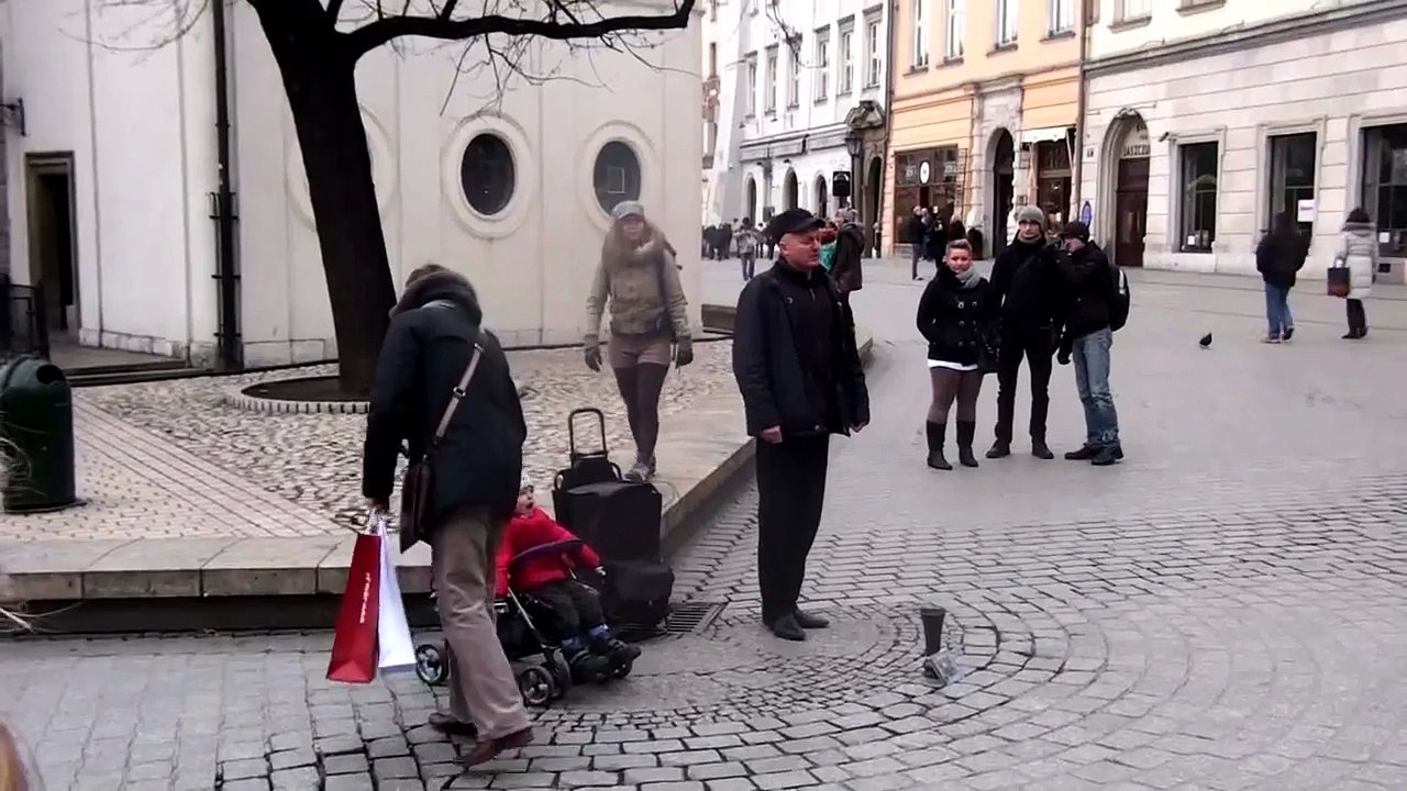 Alors qu'il chante sans la rue, observez bien la réaction de sa fille dans la poussette...