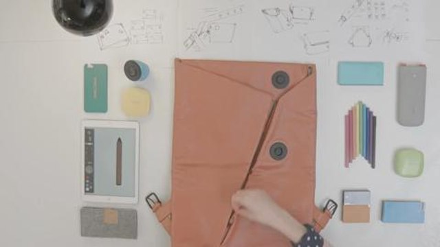 Una mochila inteligente que puede responder tus llamadas