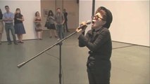 Yoko Ono canta en el MoMa de Nueva York