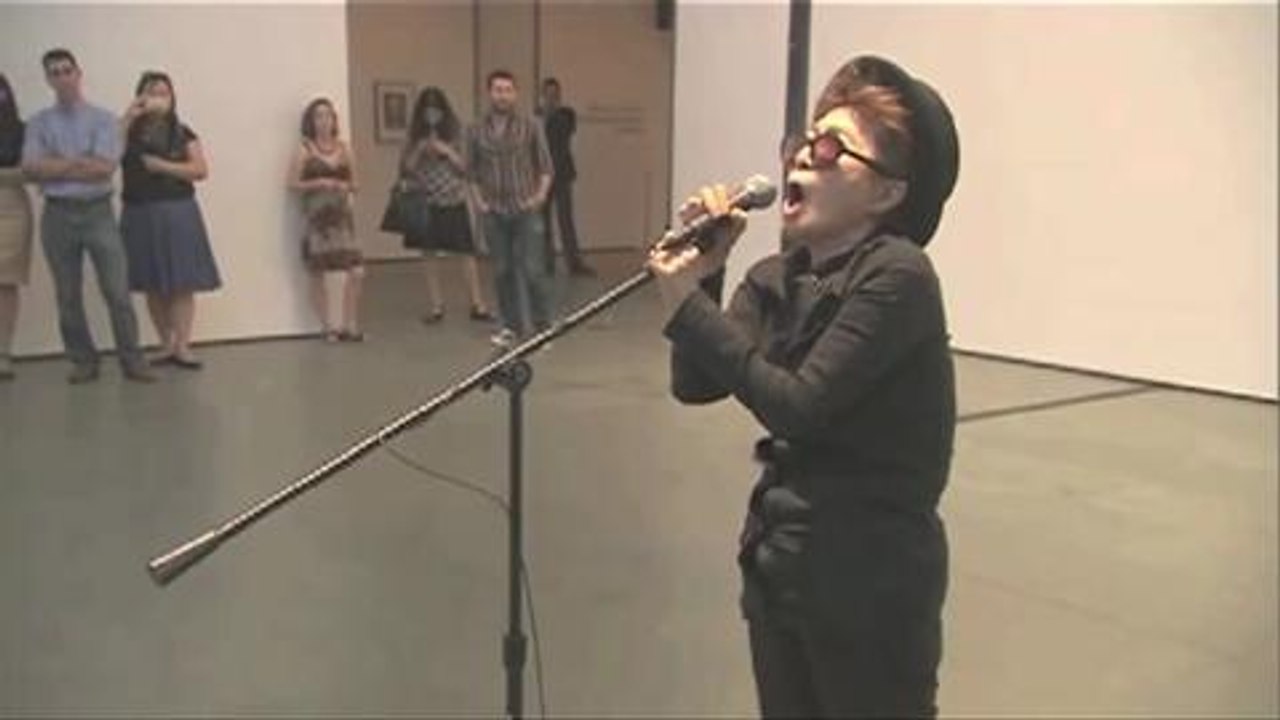 Yoko Ono canta en el MoMa de Nueva York