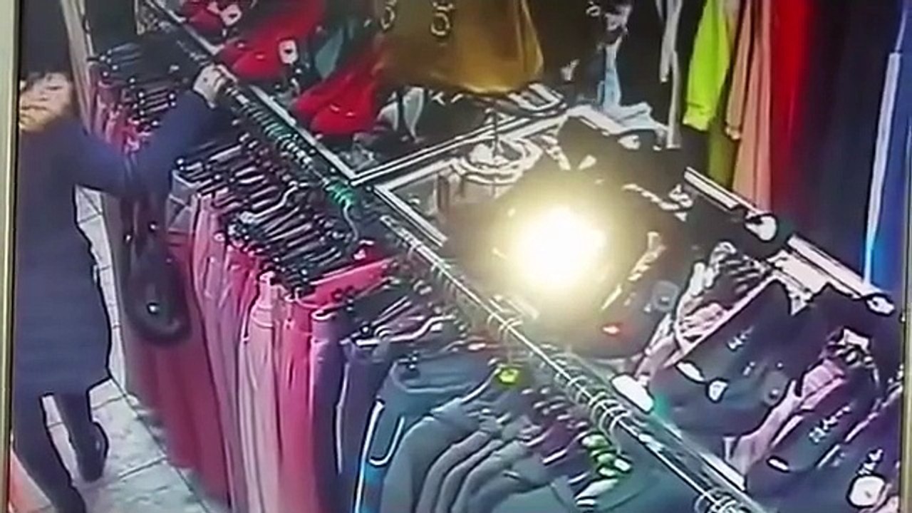 فتاة تسرق موبايل من جيب زبونة بأحد المحلات