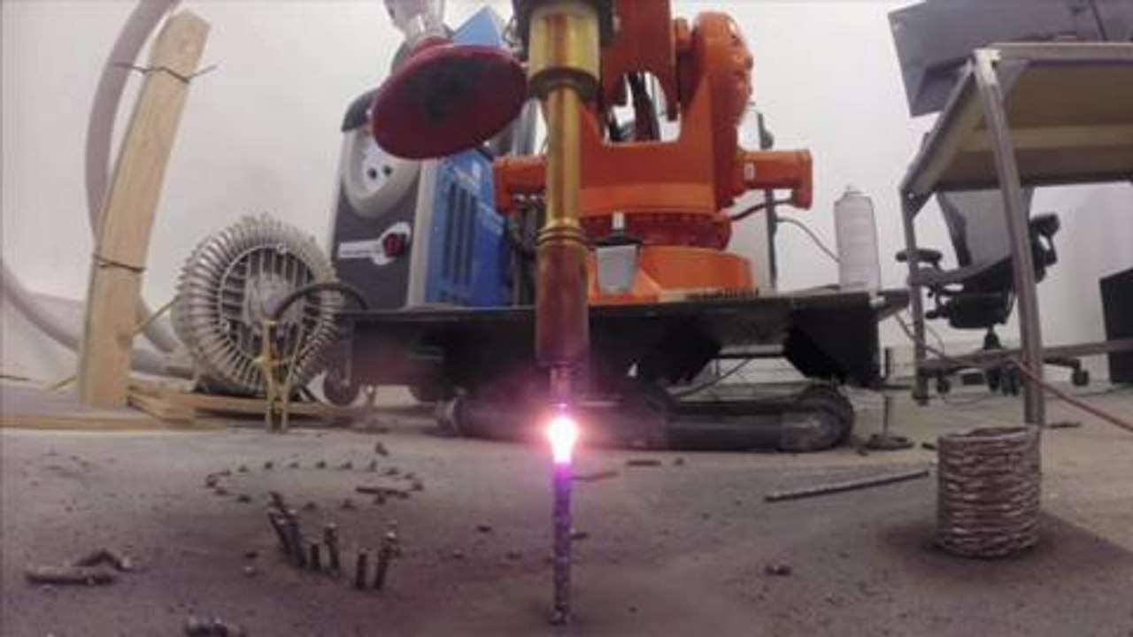 Crean un robot que puede imprimir en el aire puentes en 3D