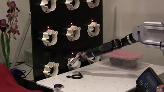 Mujer controla brazo robótico con la mente