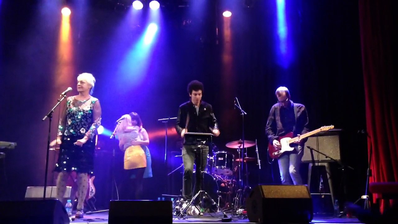 Agathe du groupe regret je veux pas rentrer chez moi au théâtre les trois baudets