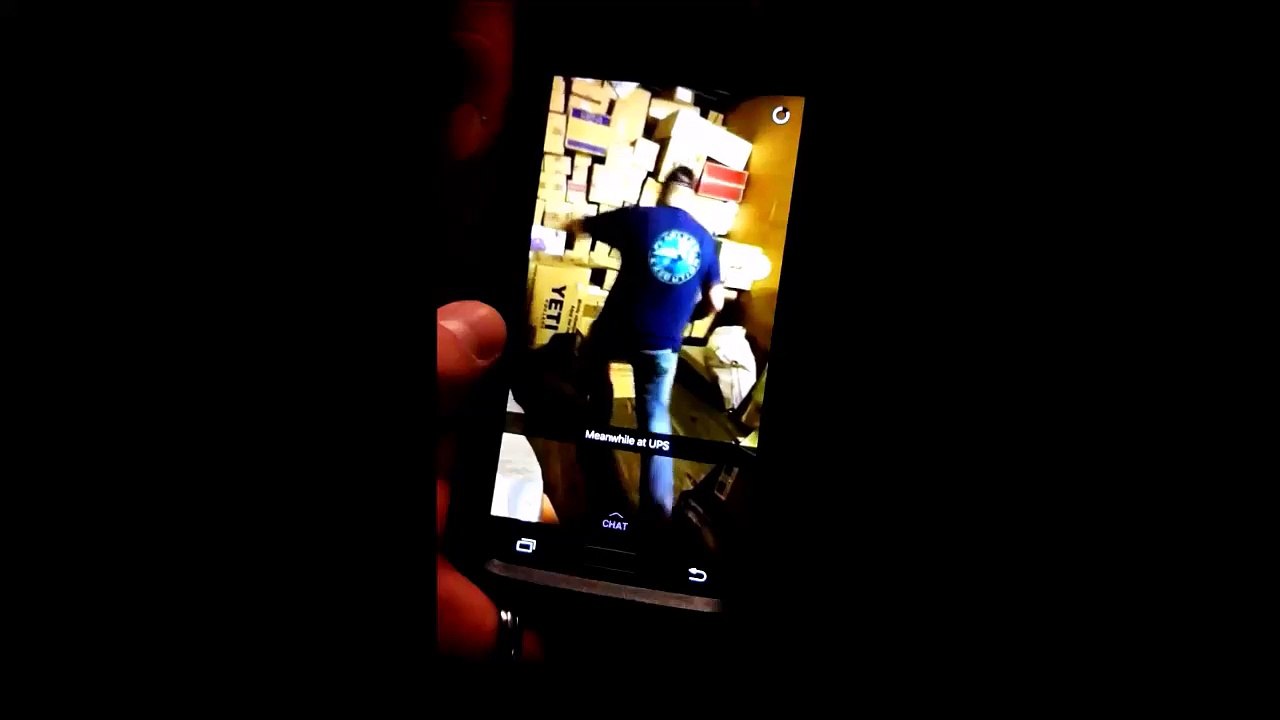 Un livreur UPS surpris en train de mettre des coups de pied dans les colis