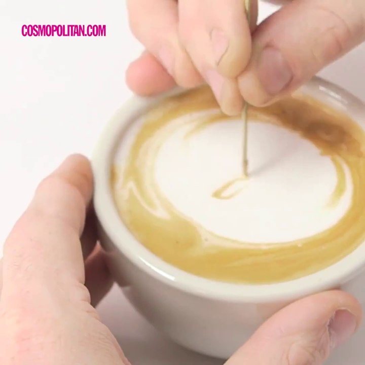 Il dessine le visage de la reine des neiges dans son café - Coffee art Frozen